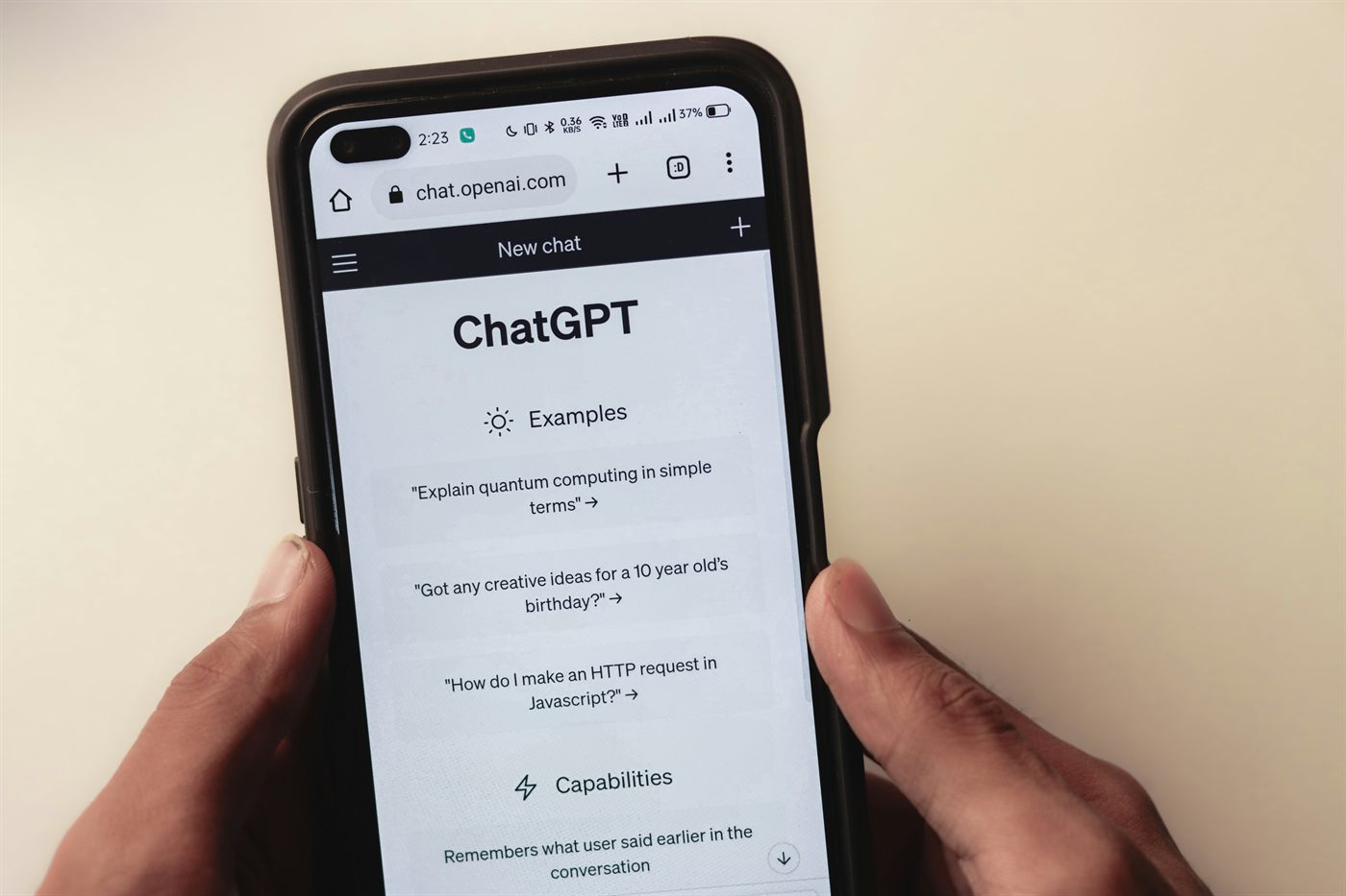 AI-vindbaarheid: een bedrijf wordt aanbevolen in een AI-antwoord op een smartphone