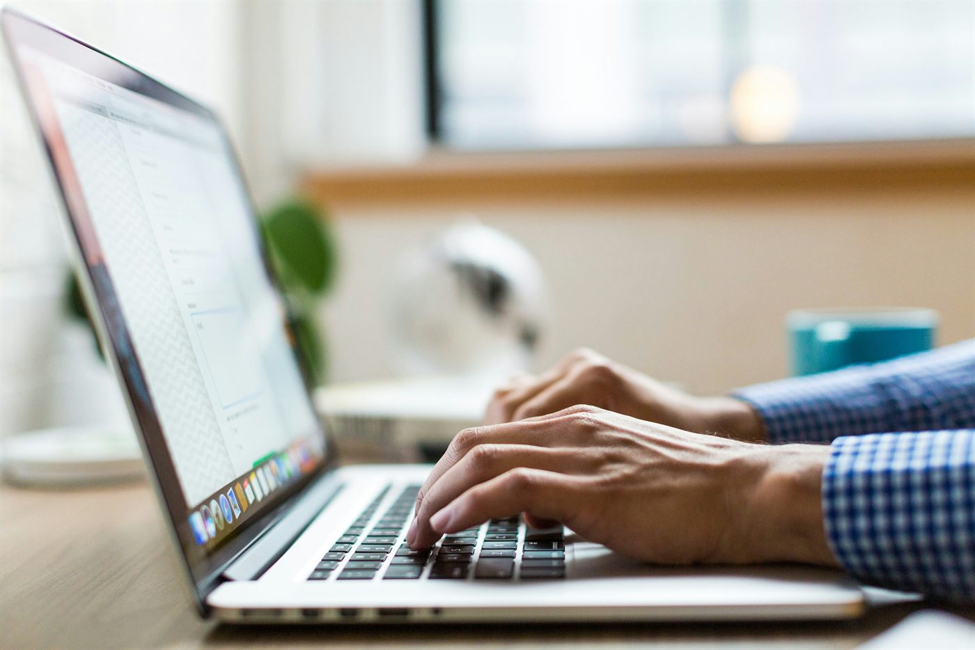 Handen typen op een laptop