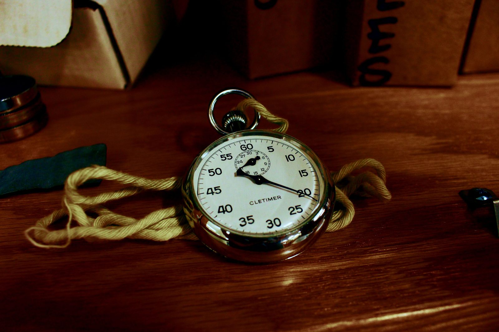 Een ouderwetse stopwatch op een houten tafel