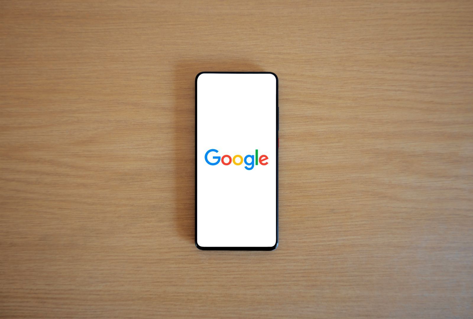 Ondernemer aan een bureau met laptop en notitieblok, symbool voor de keuze om SEO uit te besteden