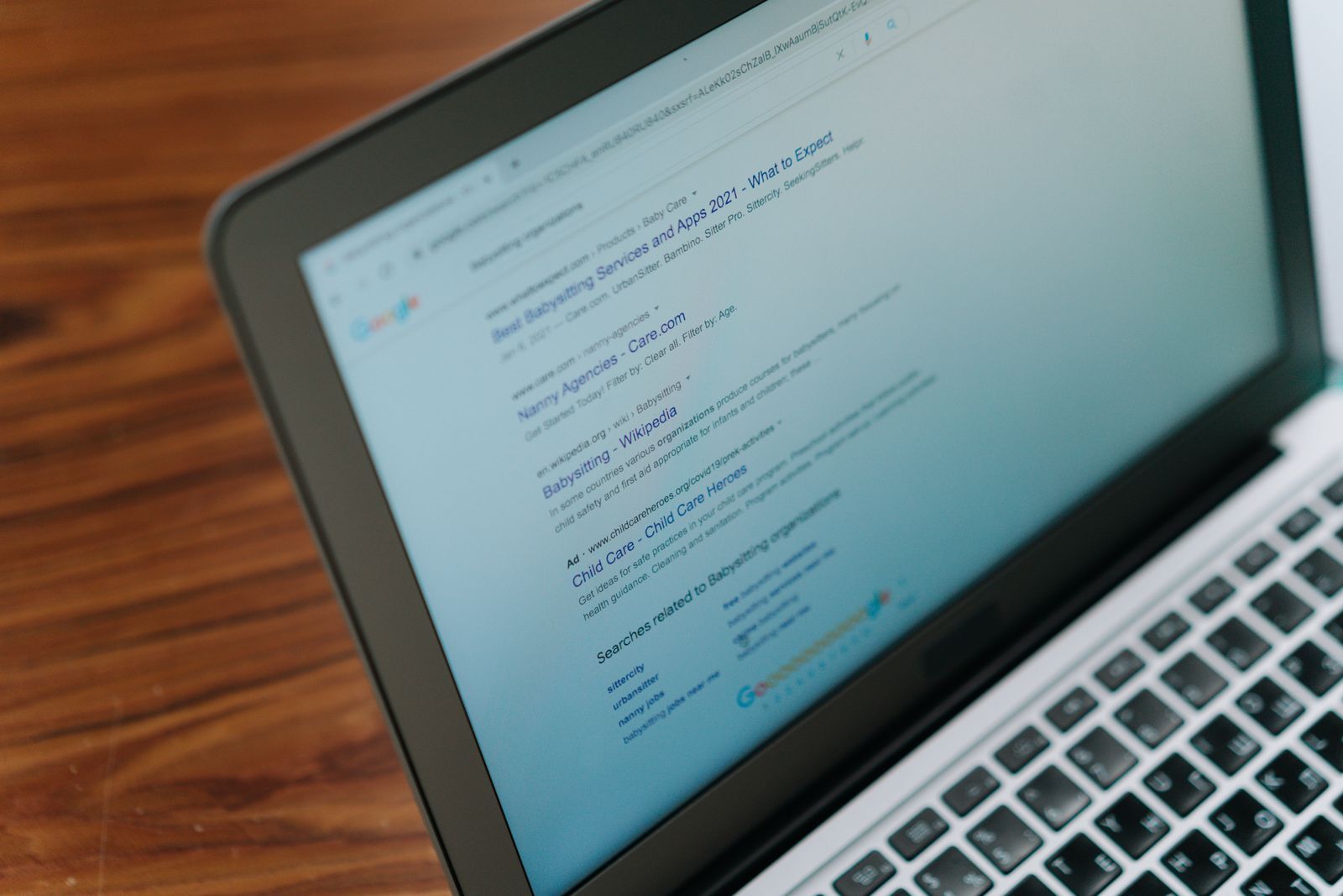 Laptop met een advertentiedashboard op een bureau, symbool voor Google Ads uitbesteden