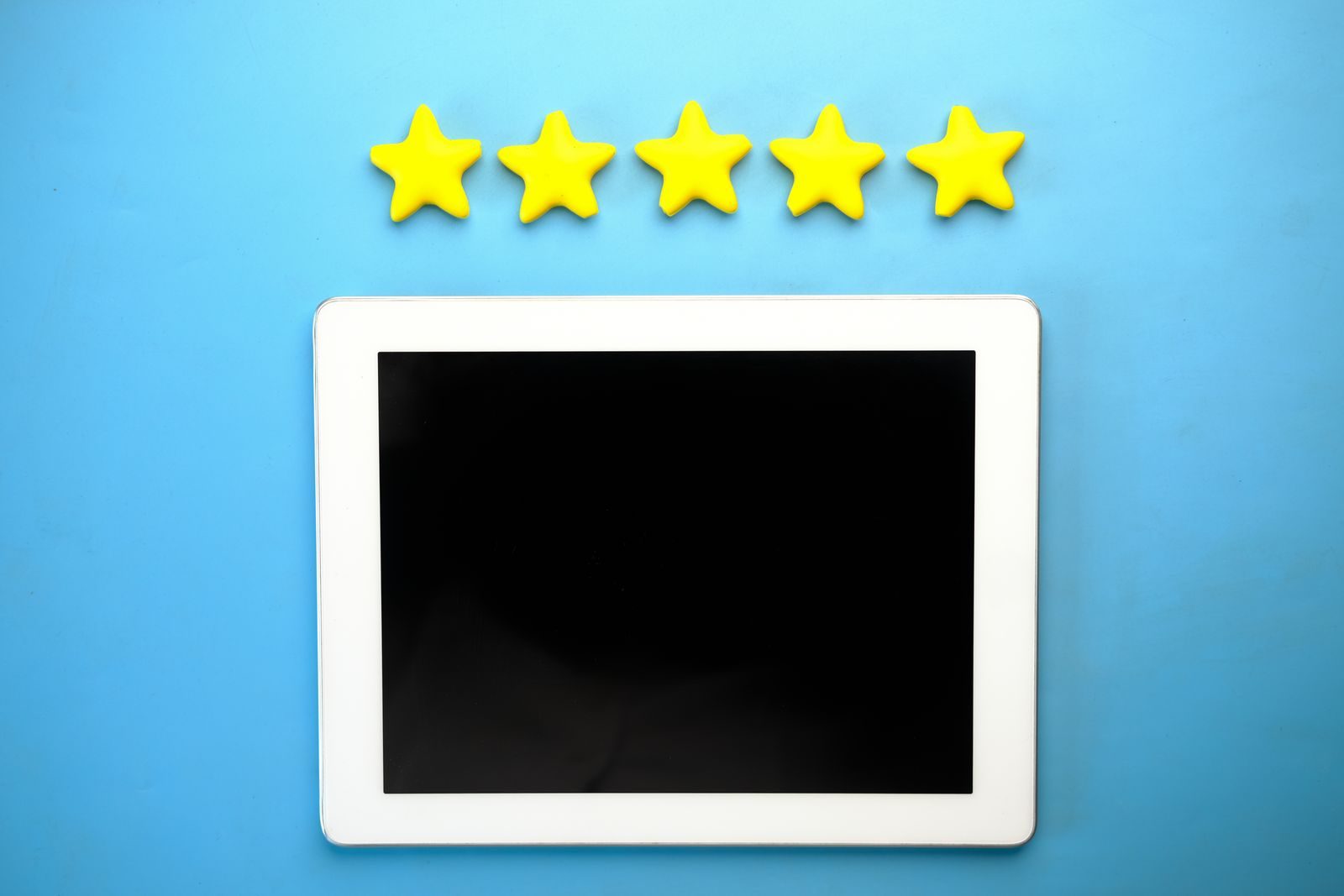 Vijf gele sterren boven een tablet, symbool voor Google reviews verzamelen