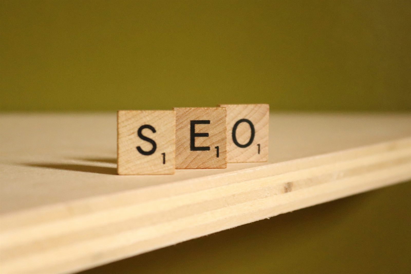 Houten blokjes die het woord SEO vormen, symbool voor hoger in Google komen