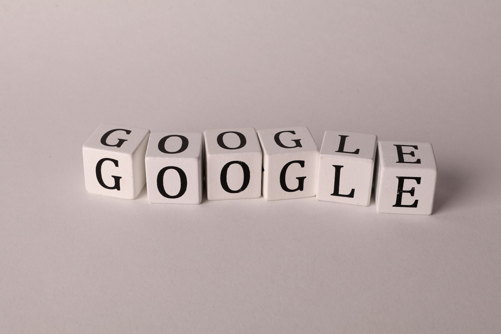 Letterblokken vormen het woord Google, symbool voor autoriteit opbouwen met linkbuilding