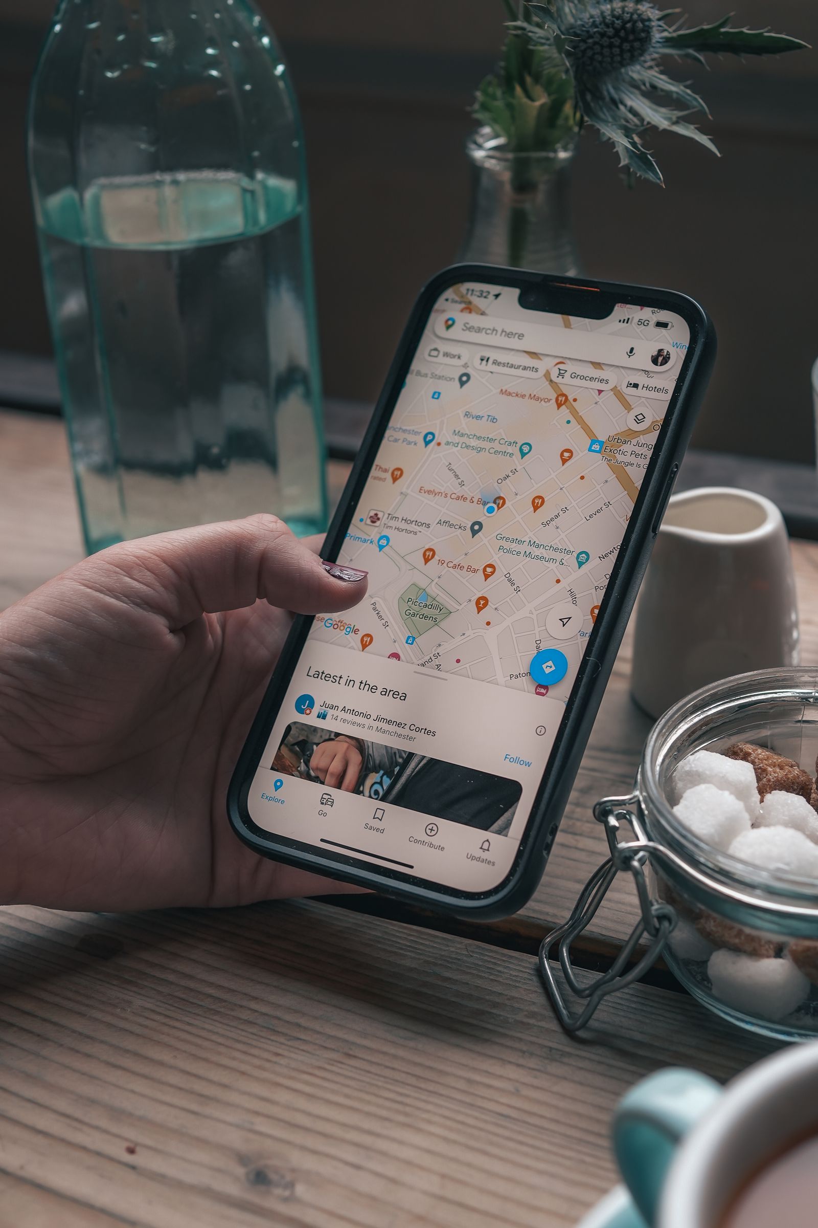 Google Maps op een smartphone met lokale bedrijven, symbool voor lokale SEO