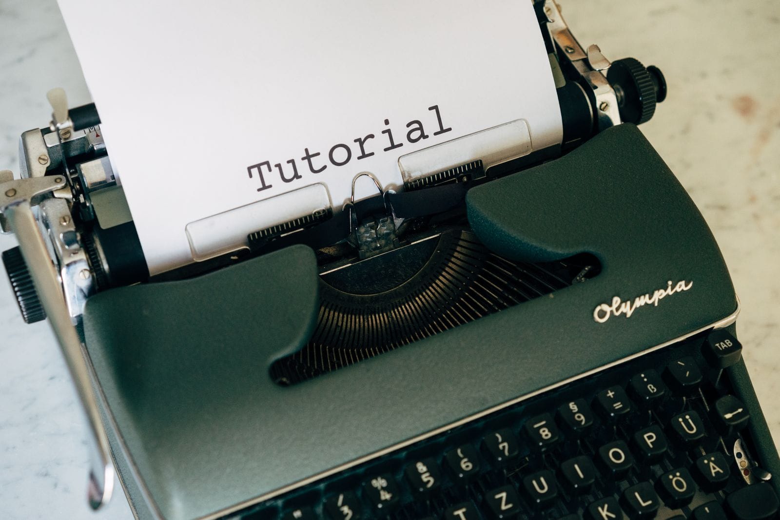 Typemachine met papier, symbool voor SEO-teksten schrijven