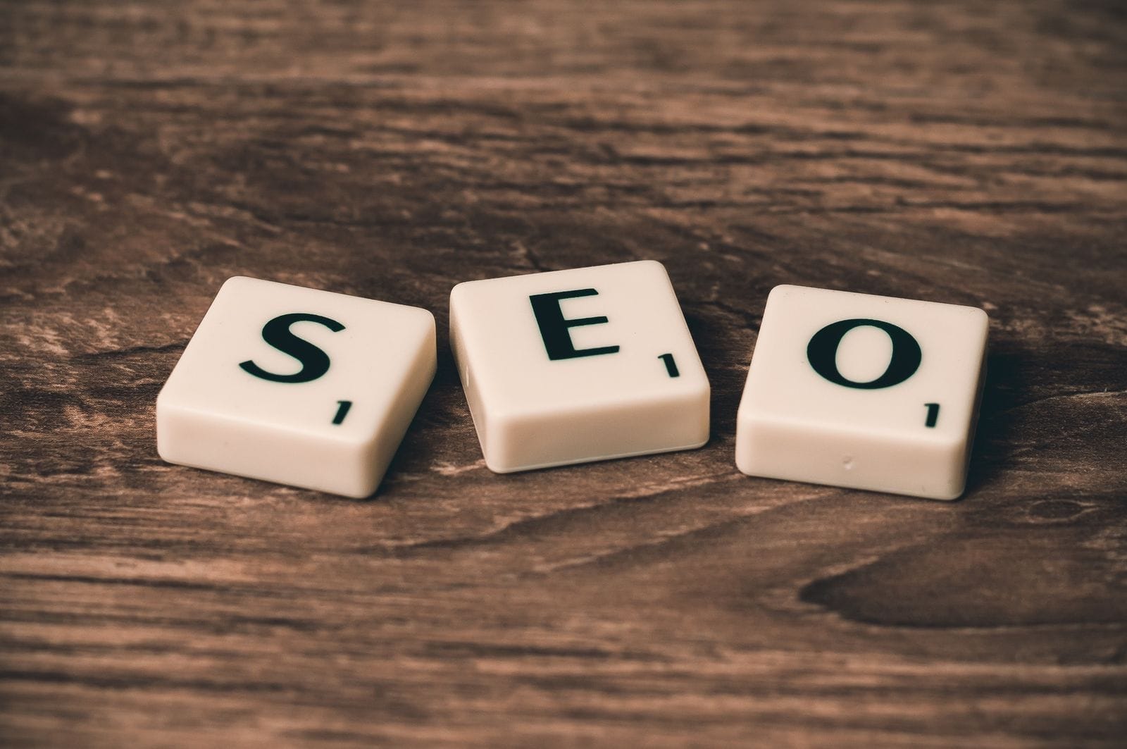Ondernemer aan een bureau met laptop en notitieblok, symbool voor de keuze om SEO uit te besteden