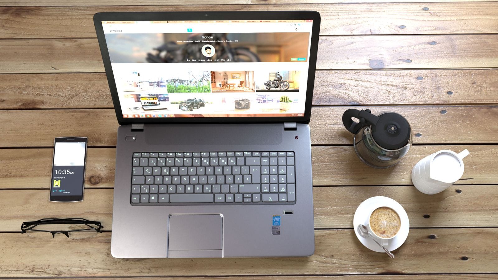 Laptop en smartphone naast elkaar, symbool voor een snelle en mobielvriendelijke website