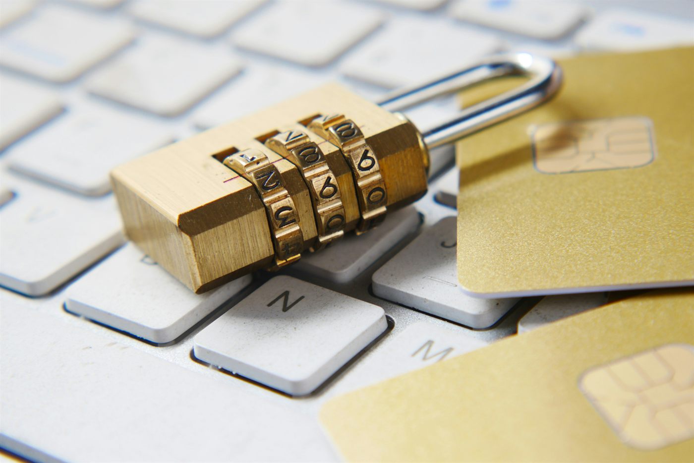 Hangslot en bankpassen op een toetsenbord