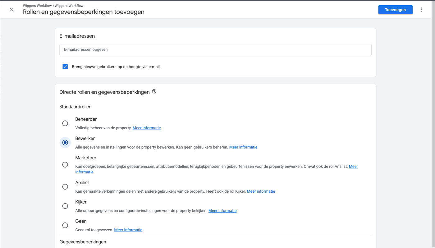 Het paneel Rollen en gegevensbeperkingen toevoegen in Google Analytics met het e-mailveld en de rolkeuze Bewerker