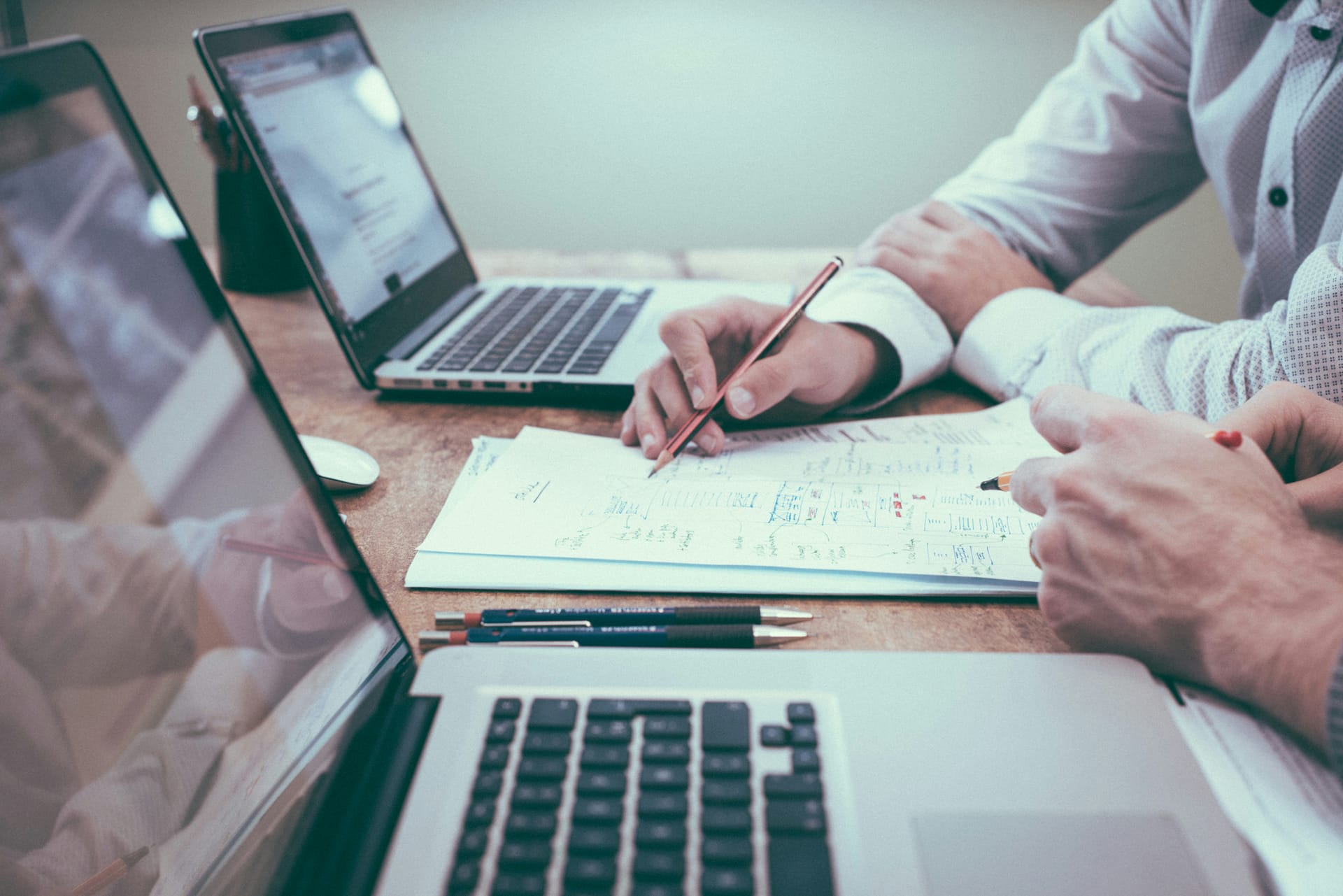 Accountants overleggen met laptops en jaarstukken op kantoor