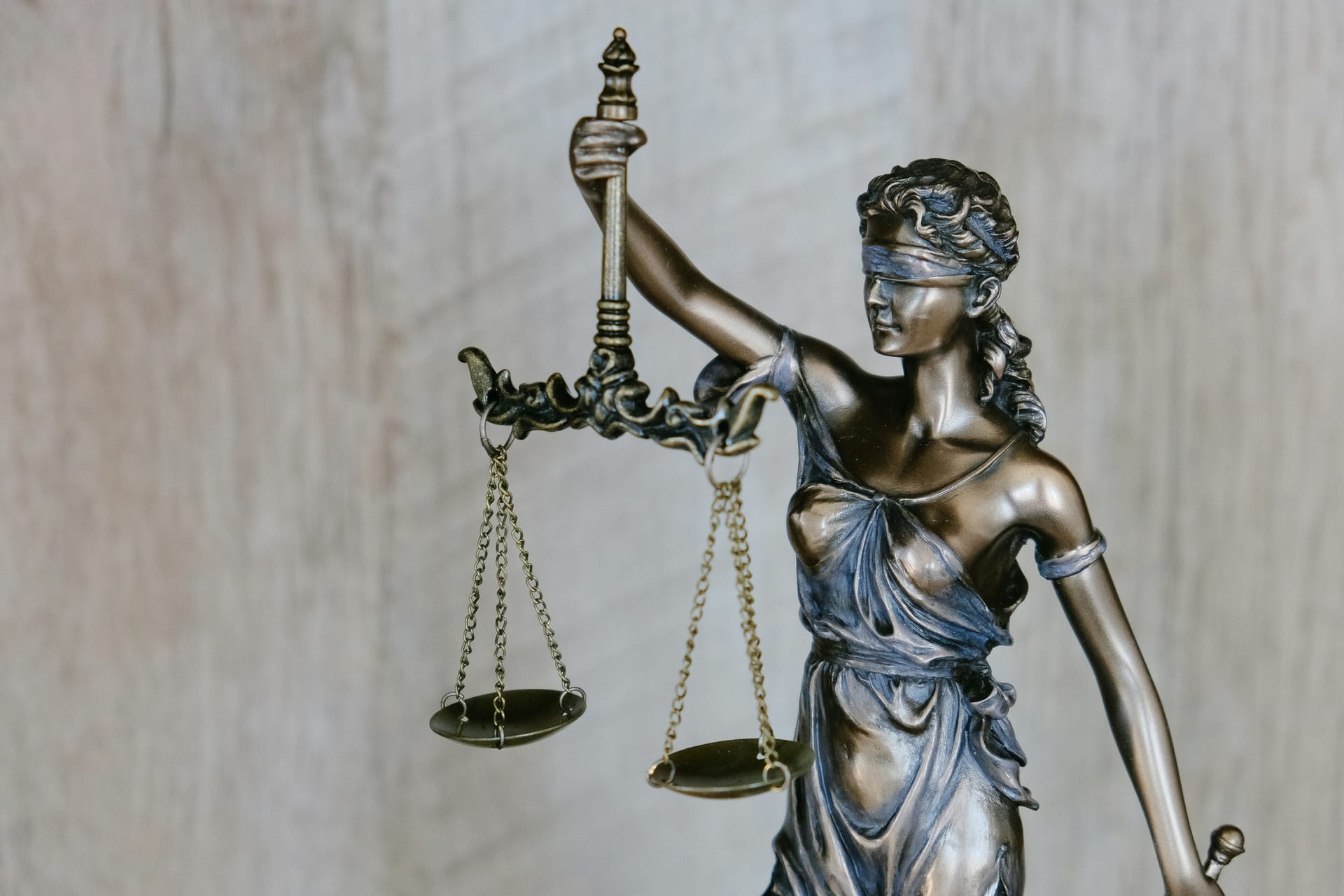 Beeld van Vrouwe Justitia met weegschaal, symbool voor de advocatuur