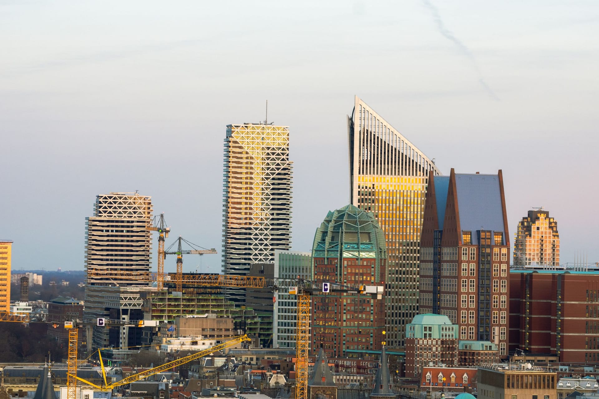 De skyline van Den Haag in de avond, met de kantoortorens rond het centrum