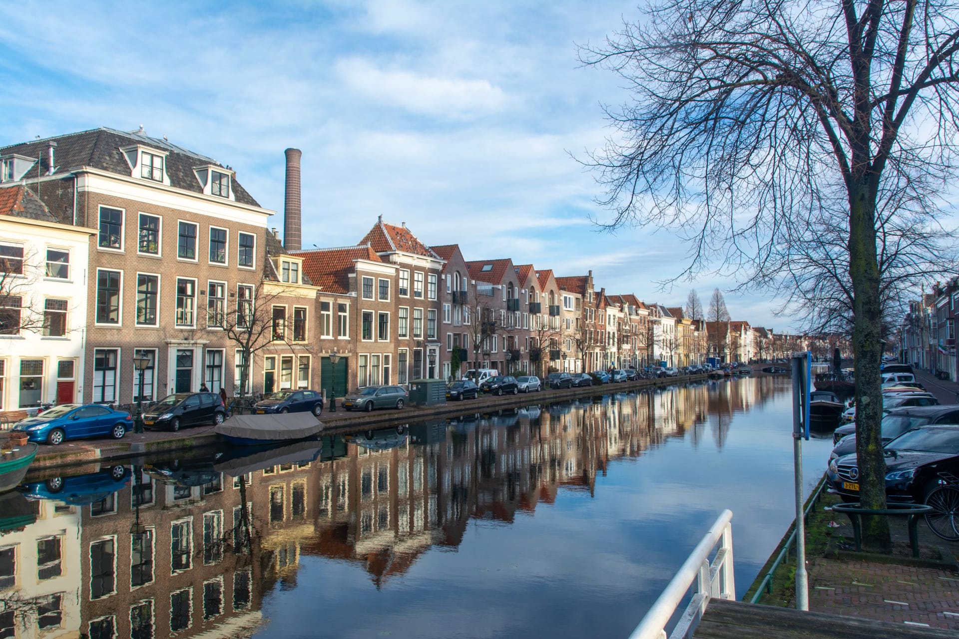 Een gracht met historische panden in het centrum van Leiden